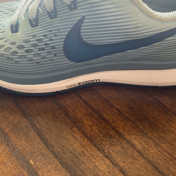 Nike zoom running Atle shoes size 8.5
Nike Huarache boys size 7Y - Picture 2 of 6